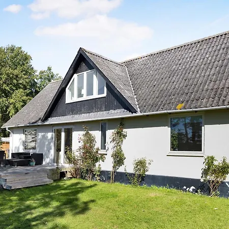 Summerhouse With Both Island Charm And Sea View Holbæk