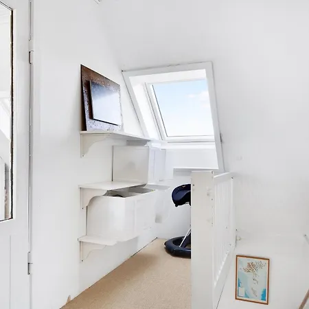 Summerhouse With Both Island Charm And Sea View *